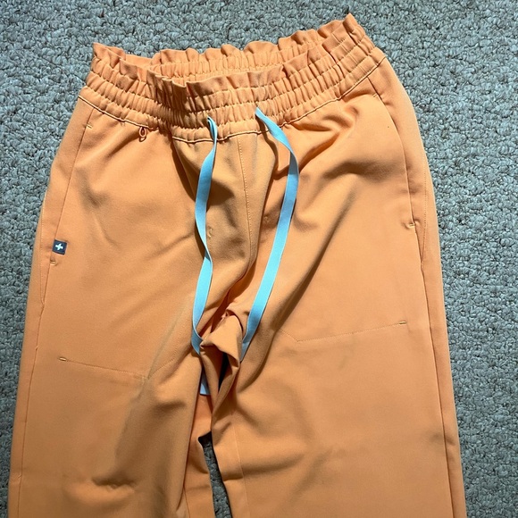 women’s figs shaka orange scrub set - Picture 9 of 11